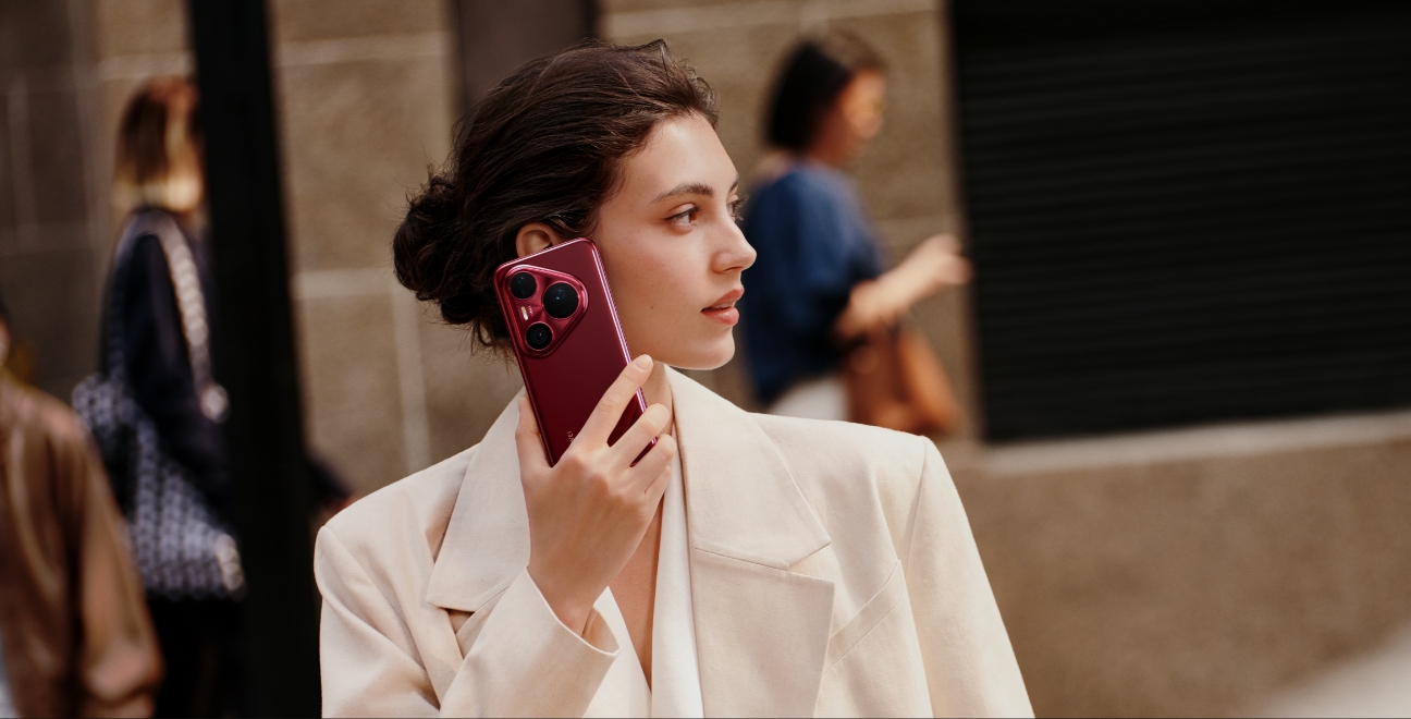 A female on the street with HUAWEI Pura 80 Pro, display noise cancellation during calls function