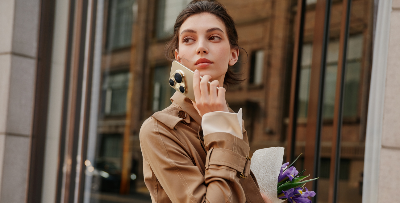 A female on the street with HUAWEI Pura 80 Ultra, display noise cancellation during calls function