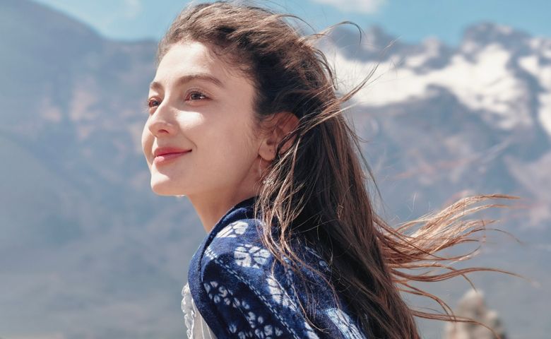 The portrait photo taken by HUAWEI Pura 90s Pro Max, display the function of the telephoto camera