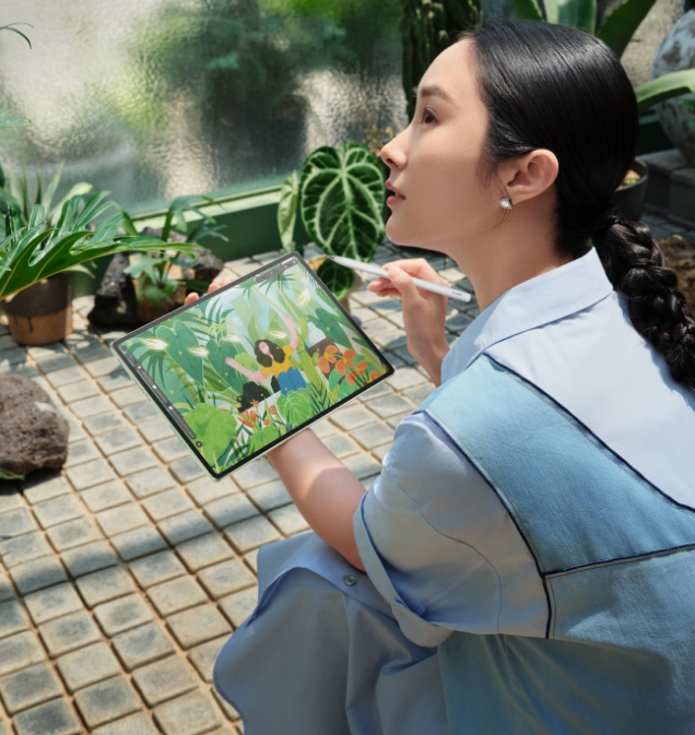 a girl using the Huawei MatePad 12X 12GB 256GB With Keyboard and pen to design on it amazing screen