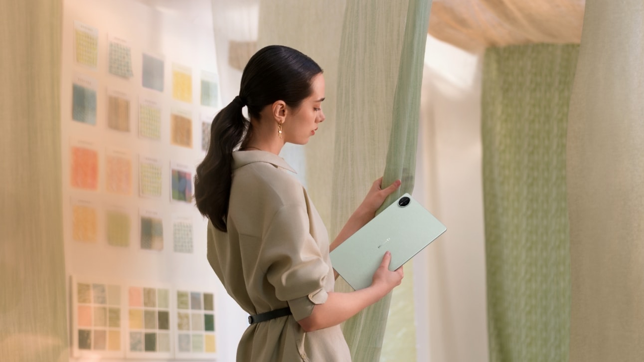 HUAWEI MatePad Pro 12.2-inch—a female model holding a green tablet