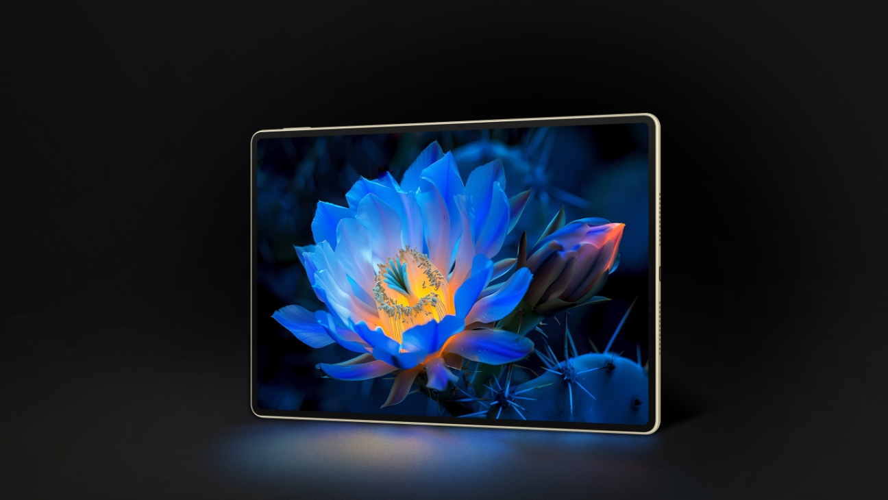 Demonstrate HUAWEI MatePad Pro 12.2-inch Tandem OLED PaperMatte Display technology through the change in clarity of a flower