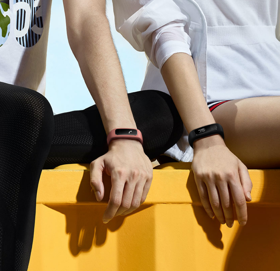 HUAWEI Band 4e Activity – wearing it on your wrist, and wearing it on your shoe