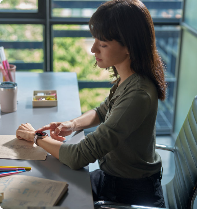A female user tracks arrhythmia data via her HUAWEI Watch, highlighting the cardiac health research capabilities of HUAWEI Research