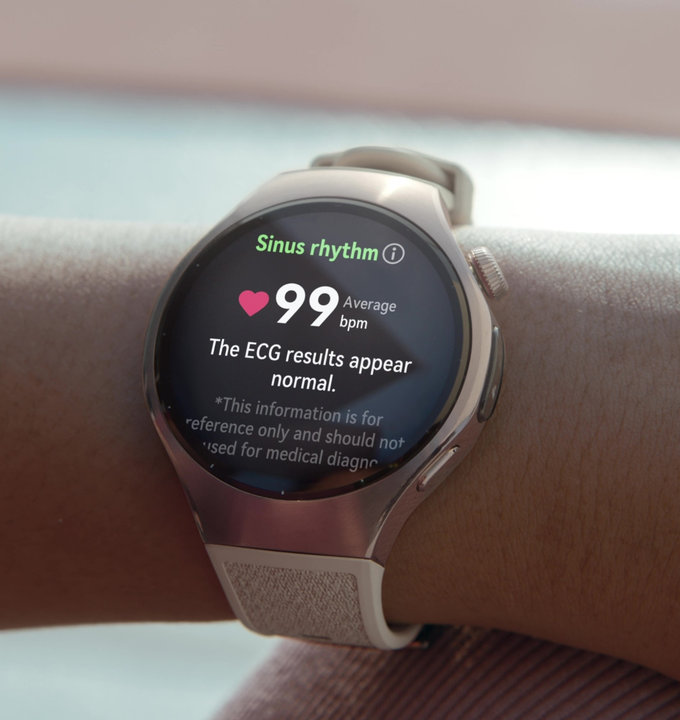 The user wearing HUAWEI Watch to measure sinus heart rate demonstrates the post-cardiac valve surgery health management research capabilities of HUAWEI Research