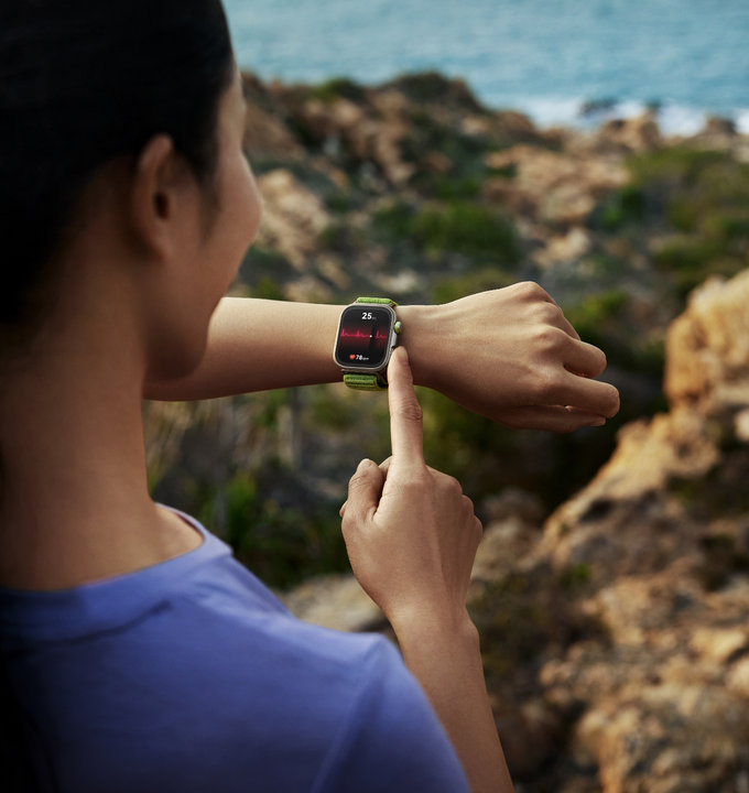 A female user wearing HUAWEI Watch for detection showcases the iCARE4CVD research capabilities of HUAWEI Research