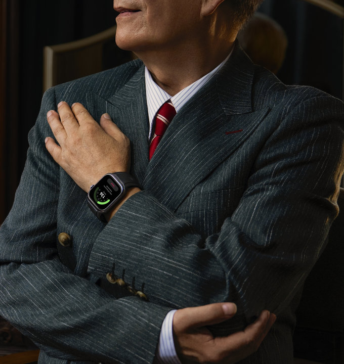 A male user wearing HUAWEI Watch demonstrates the effective wrist-based blood pressure research capabilities of HUAWEI Research