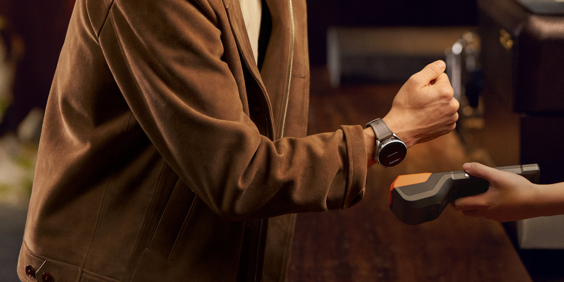 A man is wearing HUAWEI WATCH Buds 2 and paying, show the payment feature