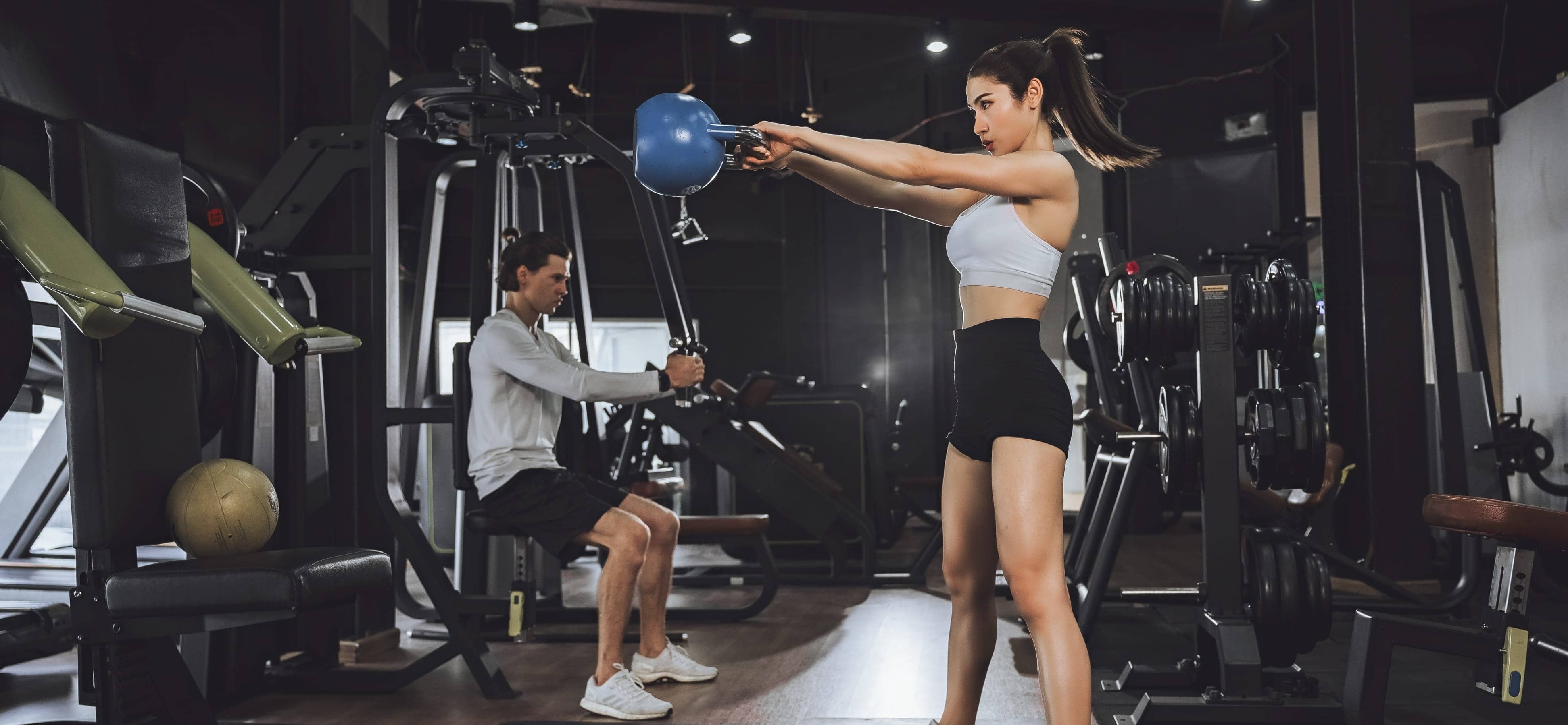 Gym scenario showing HUAWEI WATCH FIT 5 Pro's compatibility with rich fitness apps