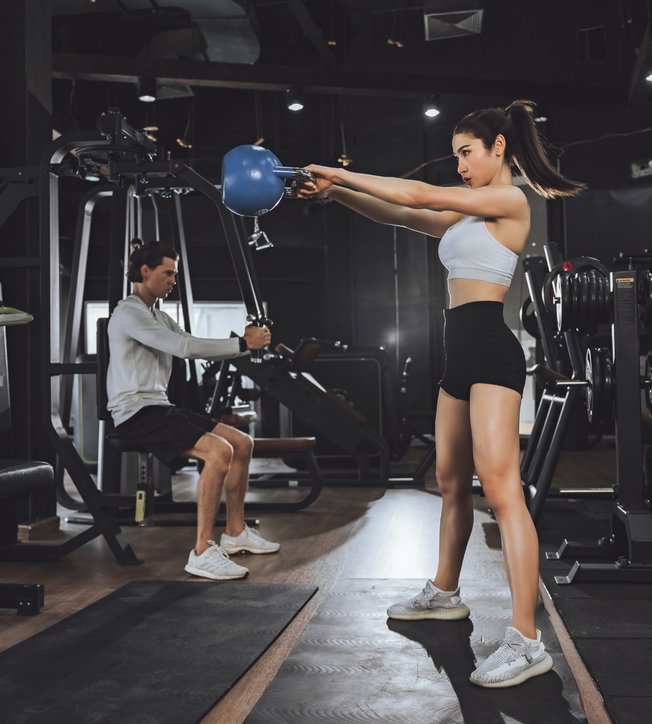 Gym scenario showing HUAWEI WATCH FIT 5's compatibility with rich fitness apps