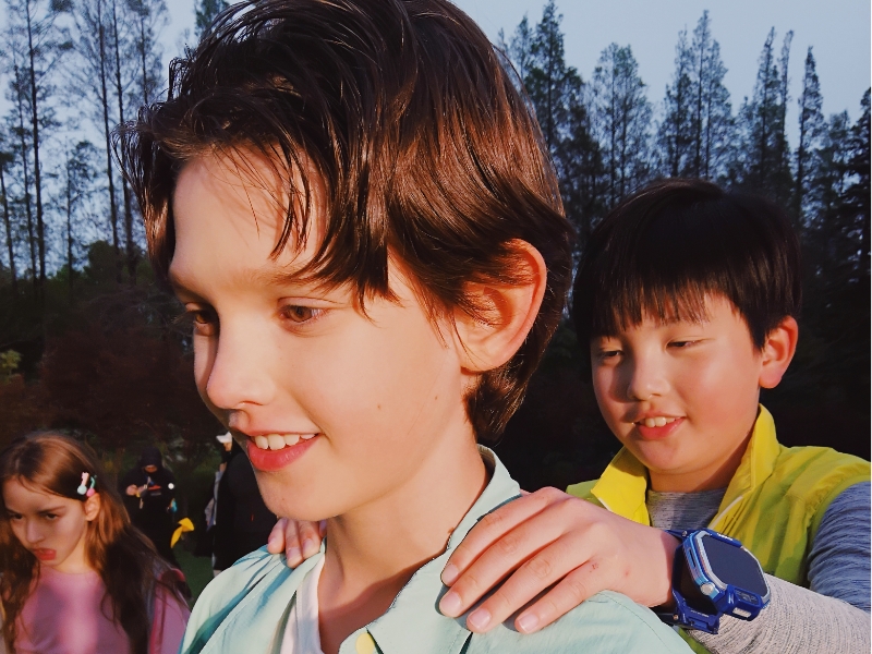 The child uses the watch to take fancy photos, showing the rich imaging functions of HUAWEI WATCH KIDS X1