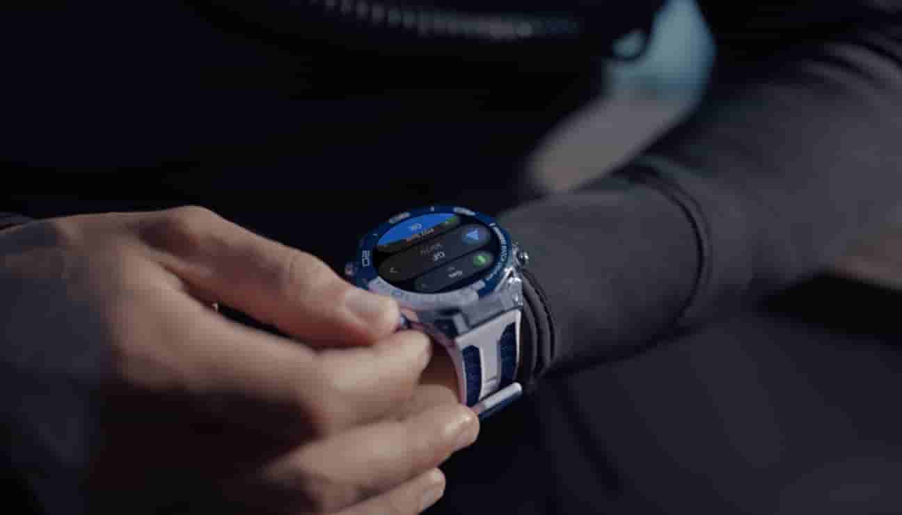 Pre-dive support on the HUAWEI WATCH Ultimate 2, with options like adding diving buddies, performing above-water communication checks, and activating dive mode