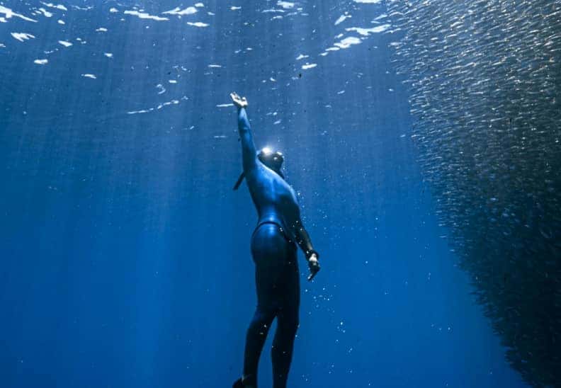 HUAWEI WATCH ULTIMATE DESIGN 100-metre water resistance during dives
