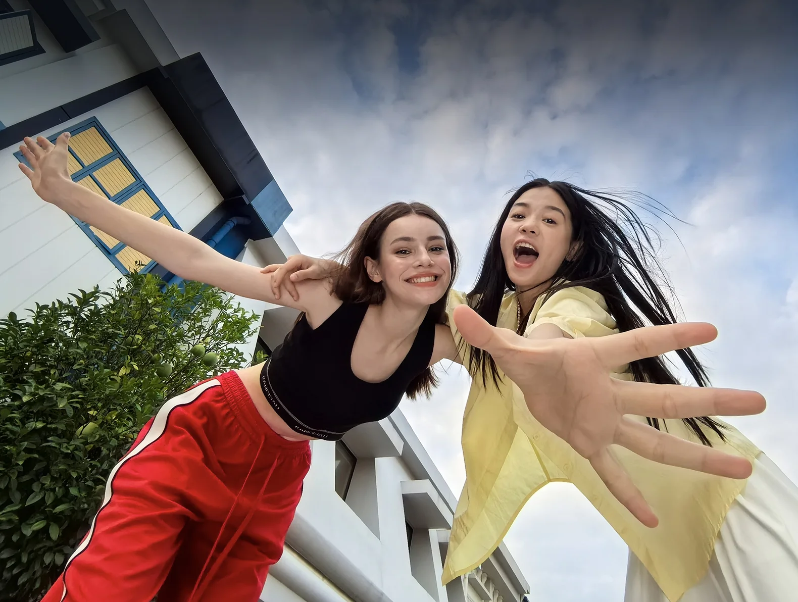 60 MP Front Ultra-Wide Portrait Camera

