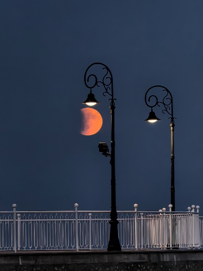 Streetlight or moonlight?