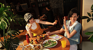 HUAWEI MatePad 12 X Two women are dining in the restaurant and taking notes on a tablet.